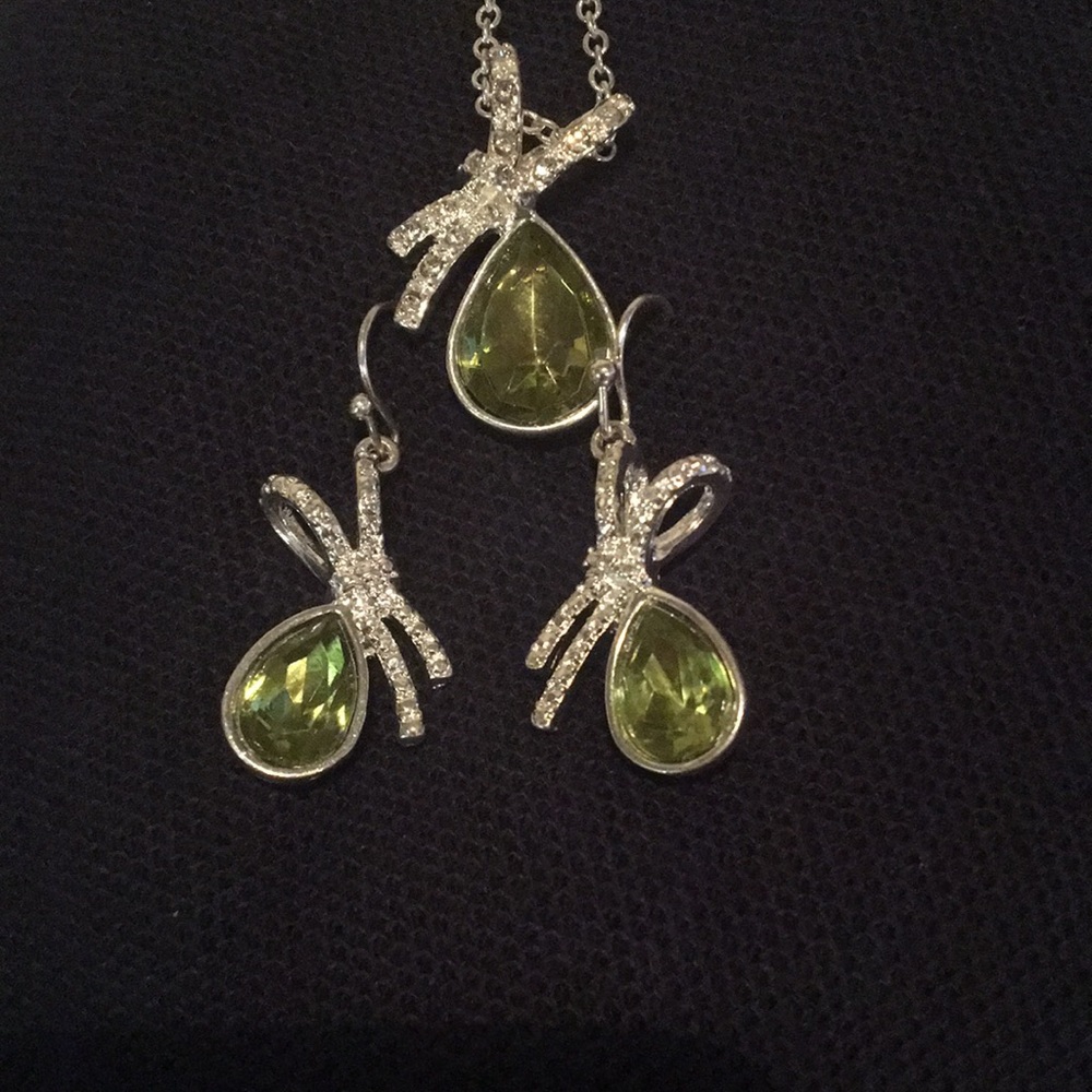 Emerald earrings with a dimond studded bow set